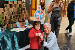 Mesa  de Bolsas de Papel de CENEM celebró el Día de la Niñez con entrega de árboles nativos en Parque Arauco